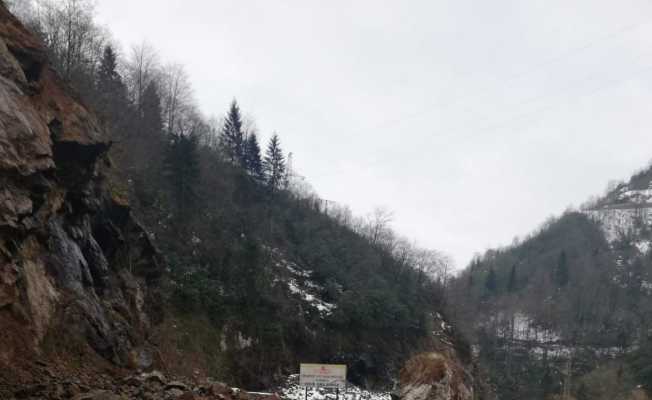 Rize’nin Hemşin ilçesinde meydana gelen heyelan nedeniyle karayolu 2 saat ulaşıma kapandı