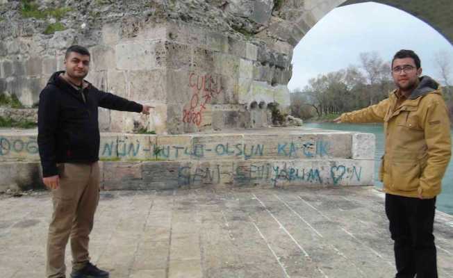 Roma Dönemi’nde inşa edilen tarihi köprüye yazılanlar ’pes’ dedirtti