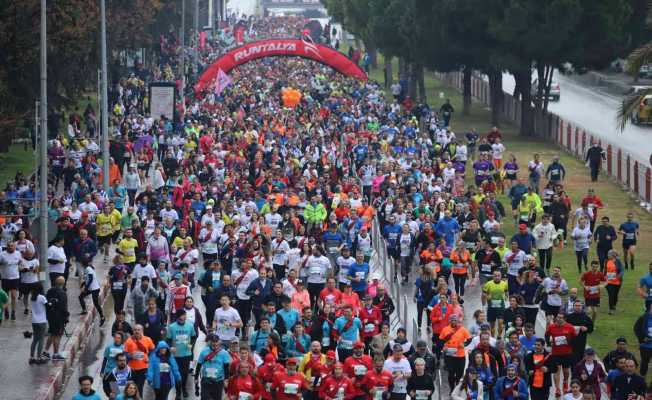 RUNANTALYA’da binlerce koşu tutkunu yağmur durduramadı