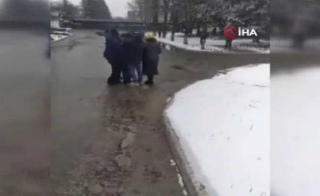 Rus askerleri kendilerini protesto eden sivil halka ateş etti