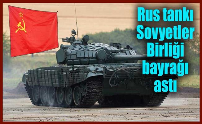 Rus tankı Sovyetler Birliği bayrağı astı