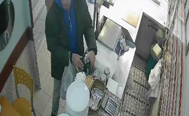 Sadaka kutusunu çaldı, montuna saklayıp kayıplara karıştı