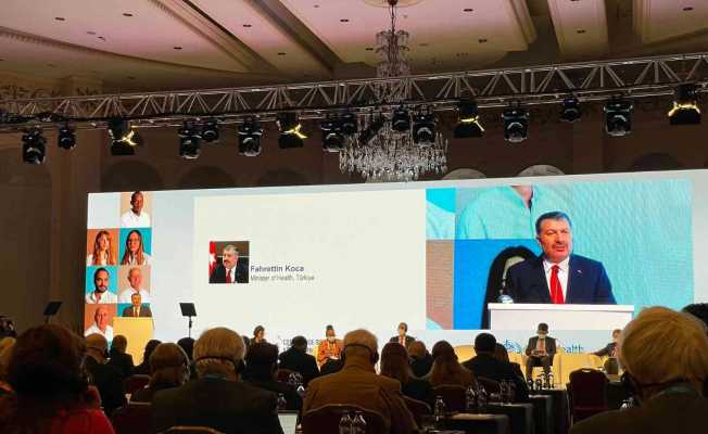 Sağlık Bakanı Fahrettin Koca, “Pasaportuna göre göçmenlere politika belirlemek bu yüzyılın tedbir kisvesine bürünmüş ırkçılığıdır”