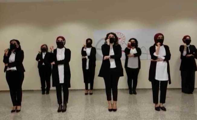Sağlık çalışanları işaret dili ile İstiklal Marşı’nı söylediler