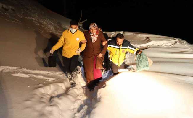 Sağlık ekipleri yolu kapanan köyde mahsur kalan hasta için seferber oldu