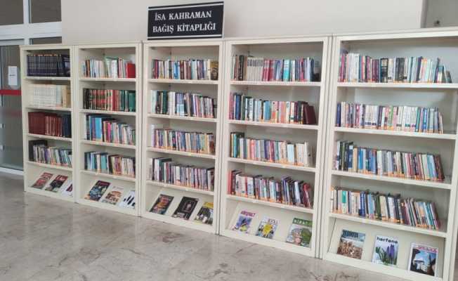 Şair İsa Kahraman’dan DPÜ’ye kitap bağışı