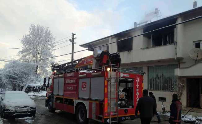 Sakarya’da iki katlı ev alevlere teslim oldu