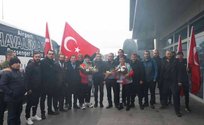 Şampiyonlar, Kayseri’de çiçeklerle karşılandı