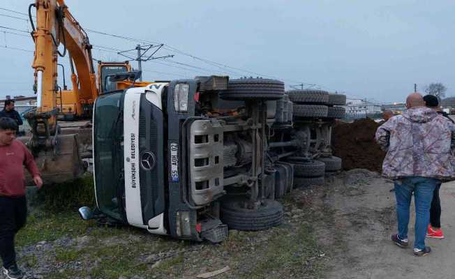 Samsun’da toprak döken hafriyat kamyonu devrildi: 1 yaralı
