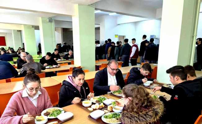 Sarıgöl Kaymakamı öğrencilerle birlikte yemek yedi
