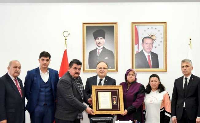 Şehidin ailesine dövlet övünç madalyası ve beratı takdim edildi