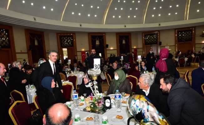 Şehit yakınları ve gaziler ile protokol üyeleri yemekte buluştu