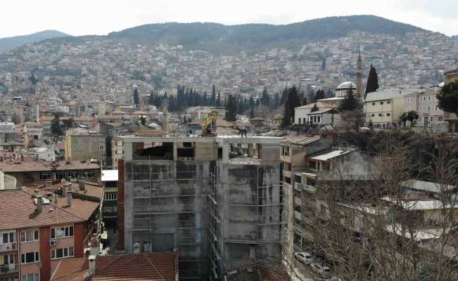 Şehrin siluetini bozan binada yıkım başladı