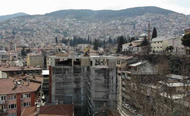 Şehrin siluetini bozan binada yıkım başladı