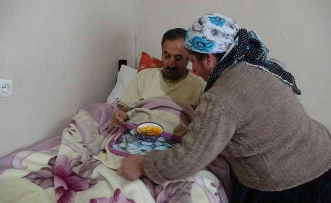 Sekeli hastası eşine 3 yıldır gözü gibi bakıyor