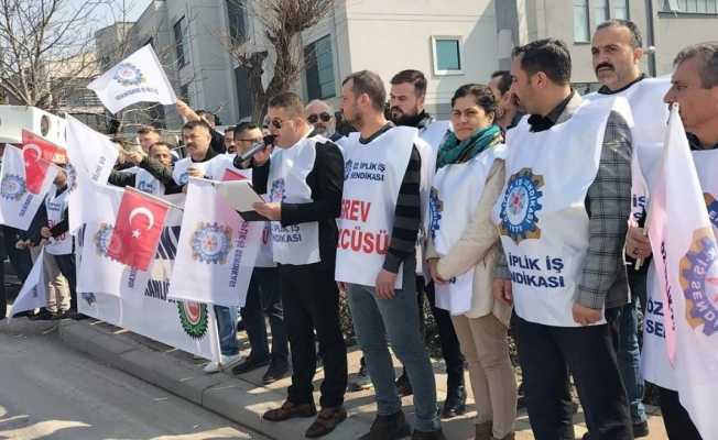 Sendikaya üye olduğu için işçinin akdine son veren fabrika önünde eylem