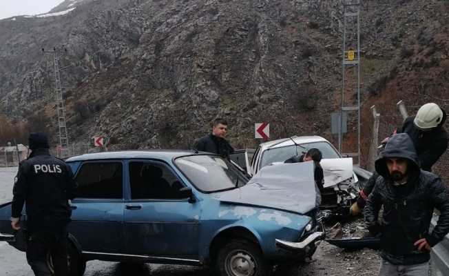 Şerit ihlali kazaya neden oldu:  5 yaralı