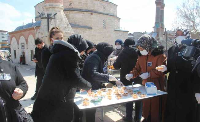 Sevenleri Yazıcıoğlu için lokma dağıttı