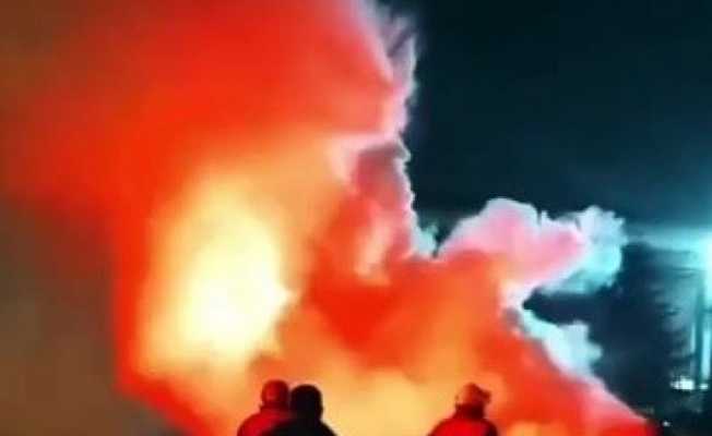 Seyir halindeki otomobil alev alev yandı