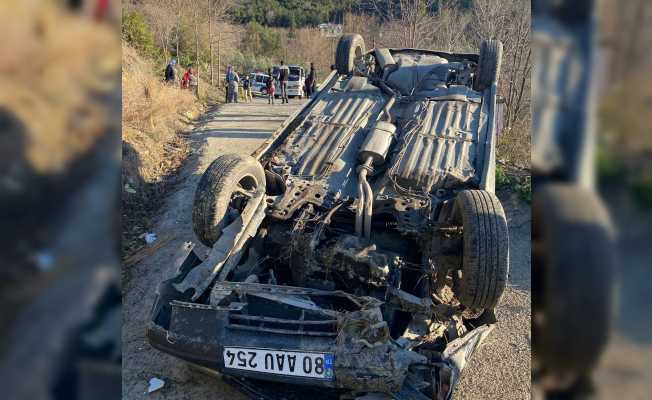 Seyir halindeki otomobil takla attı: 2 yaralı