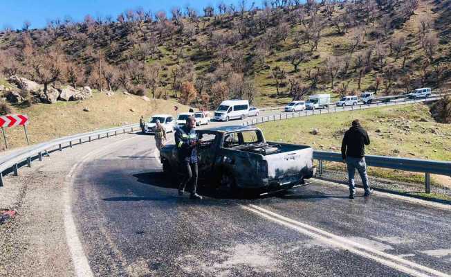 Seyir halindeyken yanan pikap kullanılamaz hale geldi