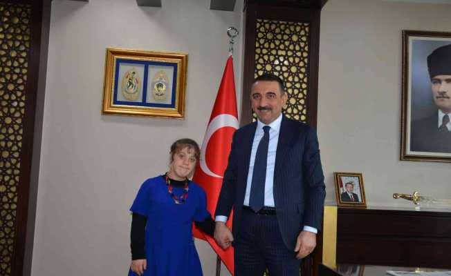 Siirt Valisi Hacıbektaşoğlu, down sendromlu Şeyma Şen ve ailesi ile görüştü