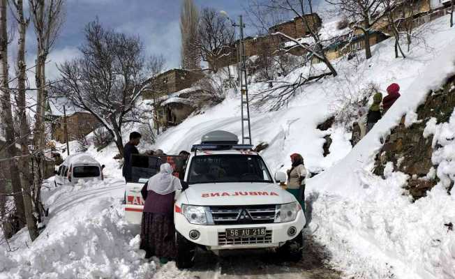 Siirt’te kar ve tipi nedeniyle 80 yaşındaki hasta 4 saat sonra hastaneye ulaştırıldı