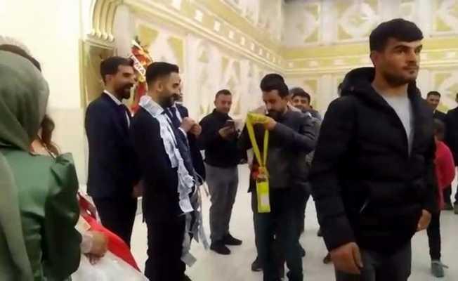 Siirt’te renkli düğün takı merasimi: Damada sıvı yağ ve çay takıldı