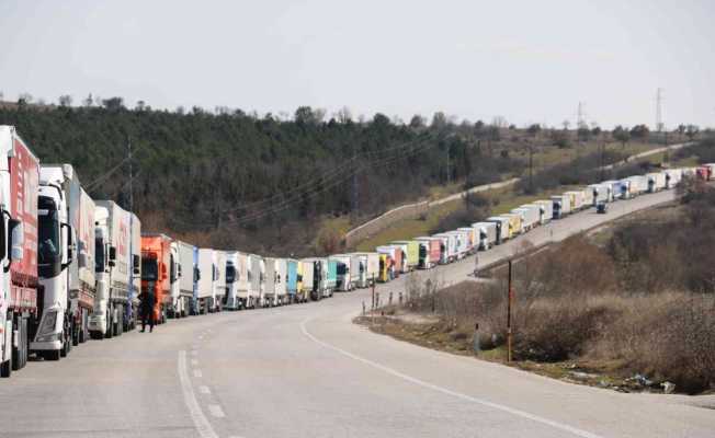 Sınırda tır kuyruğu 20 kilometreyi buldu, şoförler mülteci nöbeti tutuyor