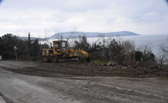 Sinop’ta heyelan nedeniyle çöken yol belediye ekiplerince onarıldı