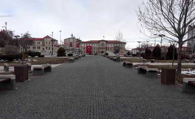 Sivas buz tuttu caddeler boş kaldı Sivas buz tuttu caddeler boş kaldı