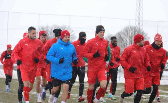 Sivasspor kar altında çalıştı