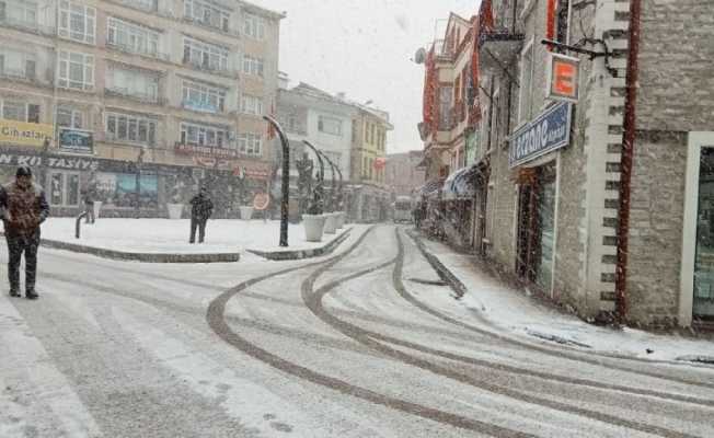 Soğuk hava ve kar yağışı bu ilçede hayatı felç etti