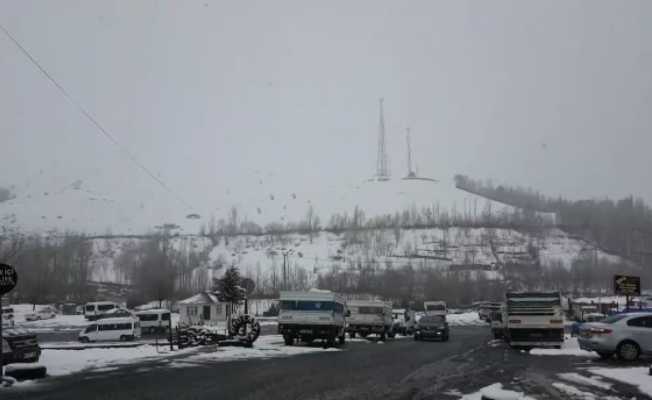 Solhan’da kar yağışı nedeniyle 3 köy yolu ulaşıma kapandı