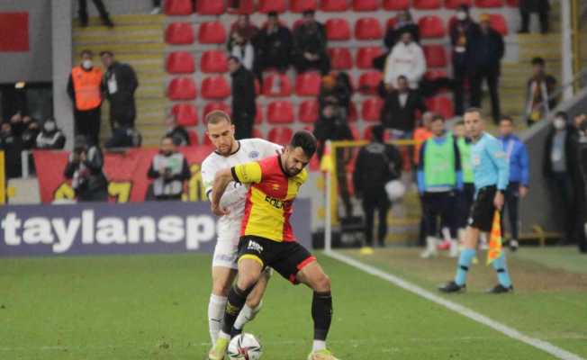 Spor Toto Süper Lig: Göztepe: 2 - Kasımpaşa: 3