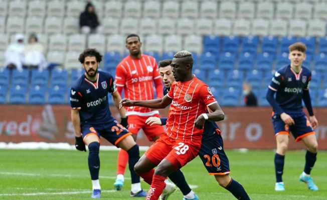 Spor Toto Süper Lig: Medipol Başakşehir: 0 - Antalyaspor: 1 (İlk yarı)