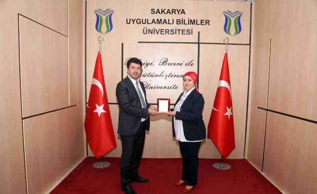 SUBÜ, personellerini plaketle ödüllendirdi SUBÜ, personellerini plaketle ödüllendirdi