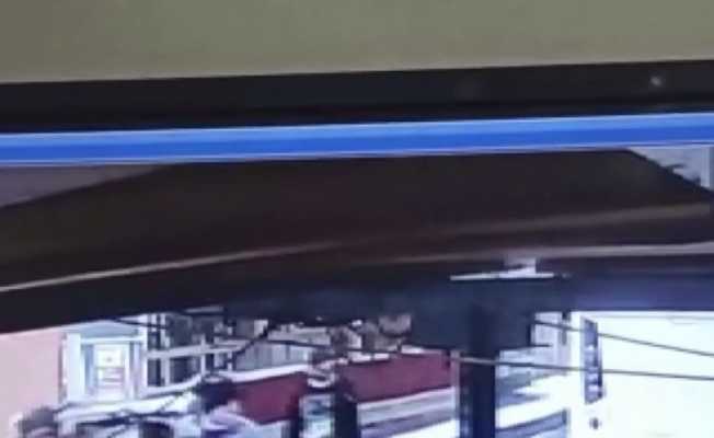 Sultanbeyli’de kar yağışına rağmen kapı önünde ne buldularsa çaldılar