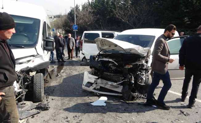 Sultanbeyli’de kontrolünü kaybeden sürücü 2 araca çarptı: 2 yaralı