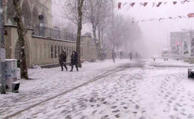 Sultangazi’de kar yağışı etkisini arttırarak devam ediyor