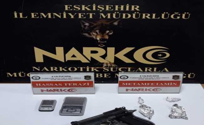 Şüpheli şahıstan uyuşturucu madde ve silah ele geçirildi
