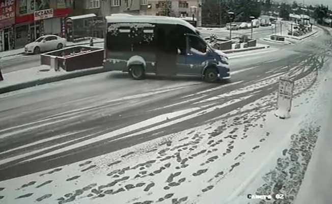 Sürücülerin buzlu yollardaki ecel terleri güvenlik kameralarına yansıdı