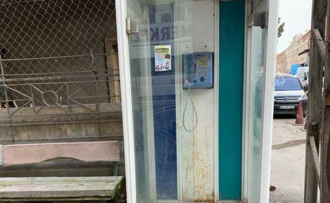 Tarih olan telefon kulübeleri cadde ve sokaklarda hala yer alıyor