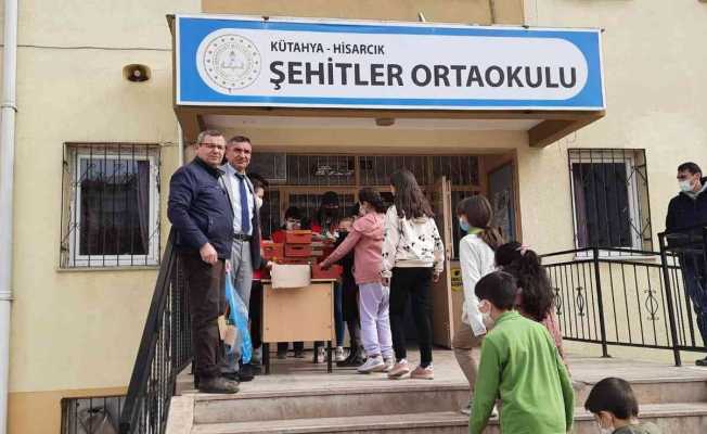 Tatbikata katılan öğrencilere kek ve meyve suyu Tatbikata katılan öğrencilere kek ve meyve suyu