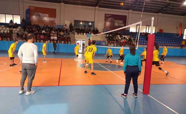 Tatvan’da Okullar Arası Voleybol Turnuvası