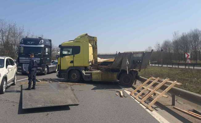 TEM Otoyolu Düzce geçişinde 3 araç kazaya karıştı