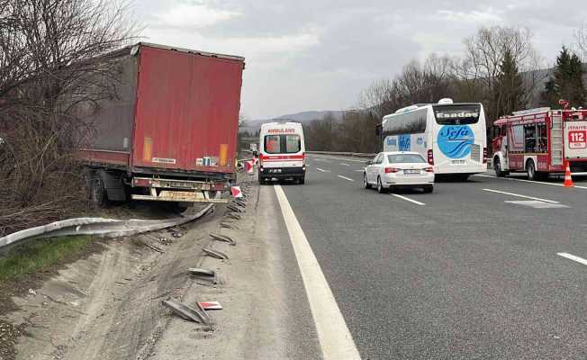 TEM otoyolunda tır refüje çıktı: 1 yaralı