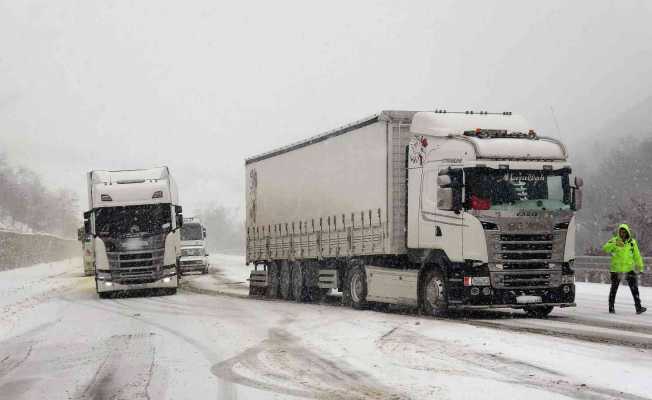 Tokat’ta kar yağışı ve buzlanma ulaşımda aksamalara neden oldu