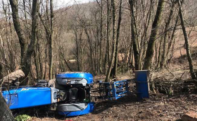 Tomruk çeken traktör devrildi, sürücü ağır yaralandı