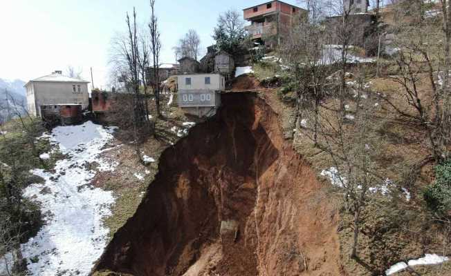 Trabzon’da kar sularının erimesi heyelanlara neden oluyor